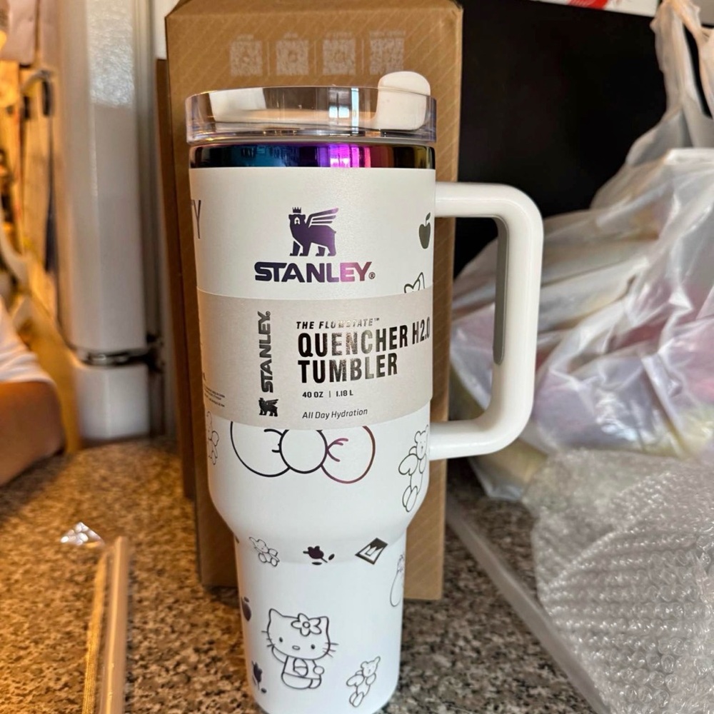 40 oz Hello Kitty Stanley